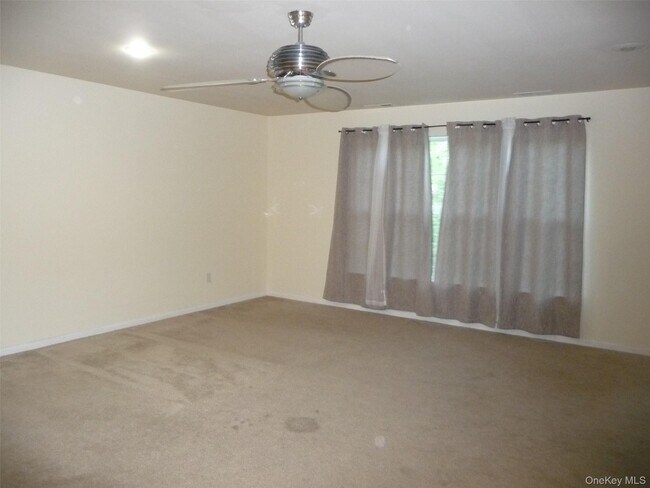 Building Photo - 220 Roosevelt Dr