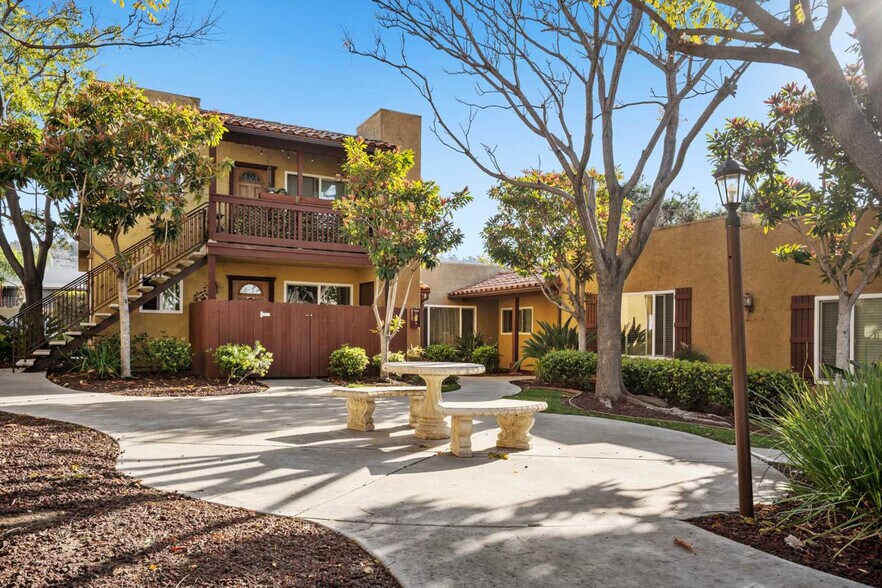 Building Photo - 1000 Estes St