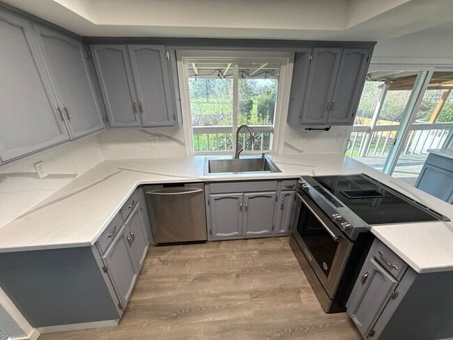 Building Photo - 869 Meadowlawn Dr SE