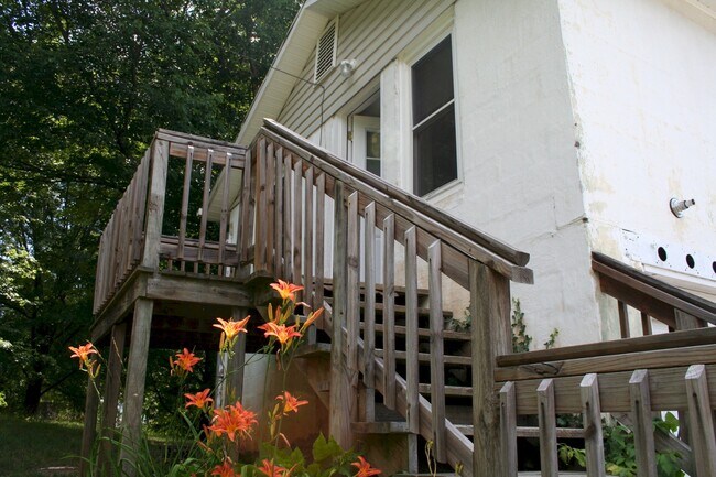 Front - 152 Edgewood Rd