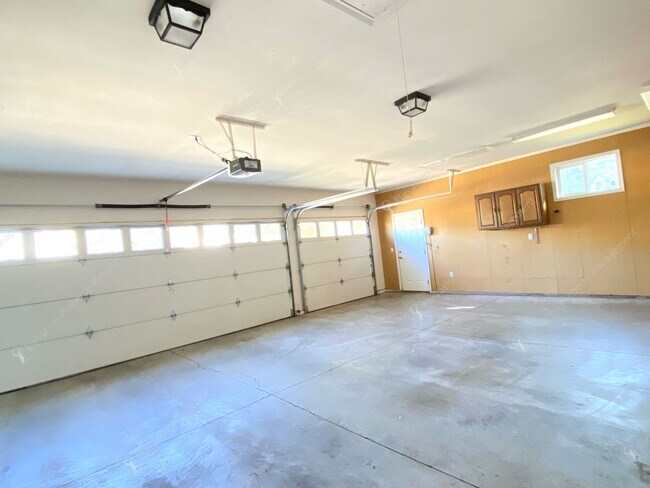 Building Photo - Spacious single-level 3 BR + office in NE ...