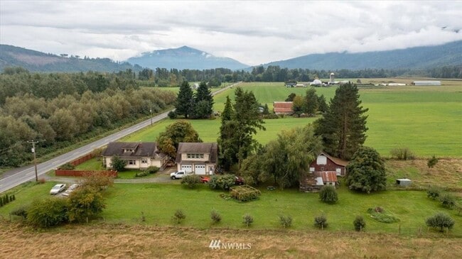 Building Photo - 3 Bedroom 1800 sq ft Cute Farm House with Acreage for Animals/Livestock