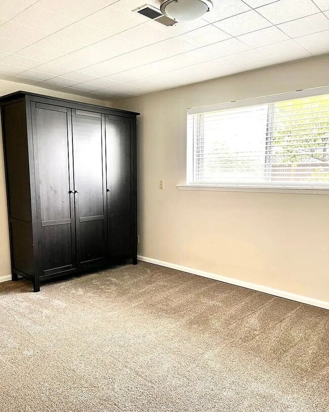 Building Photo - Beautiful Mid-Century four-bedroom Shoreline