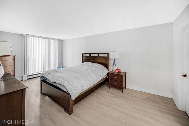 Building Photo - 6033 N Sheridan Rd