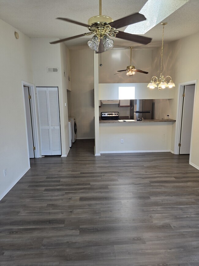 Building Photo - 5649 Summit Arch