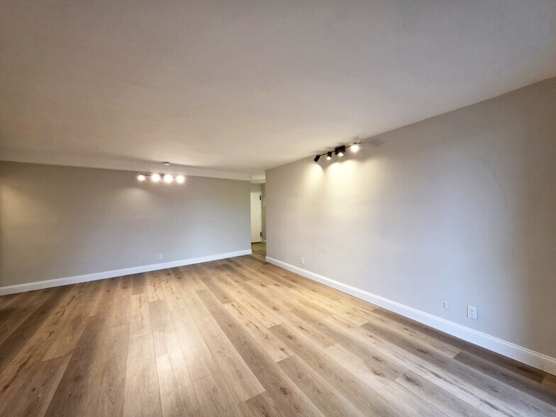 Building Photo - 2400 Hudson Terrace