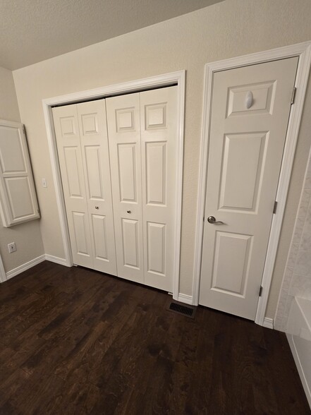 2nd bath - Linen closet and laundry area - 726 W Tyrolean Ct