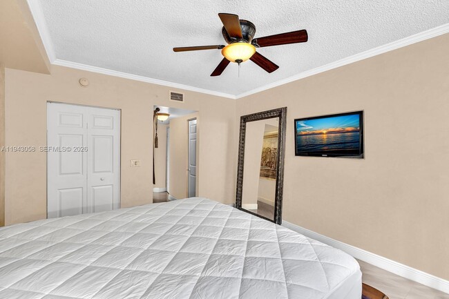 Building Photo - 17100 N Bay Rd