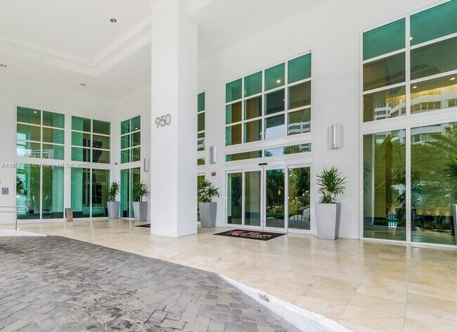 Building Photo - 950 Brickell Bay Dr