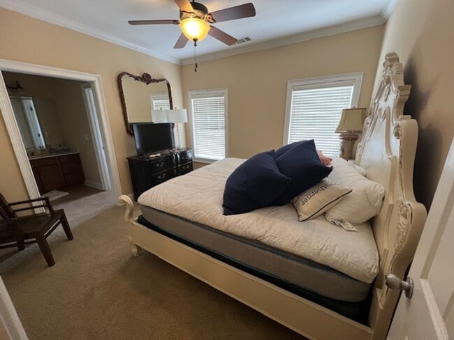 Building Photo - 2 bed 2.5 Condo- Great Location!