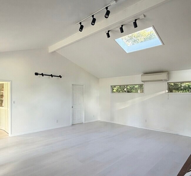 Building Photo - 7650 SE 41st St