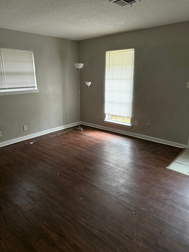 Building Photo - 1550 Midway St