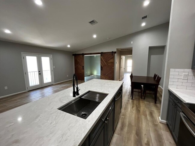 Building Photo - 2425 Augusta Dr