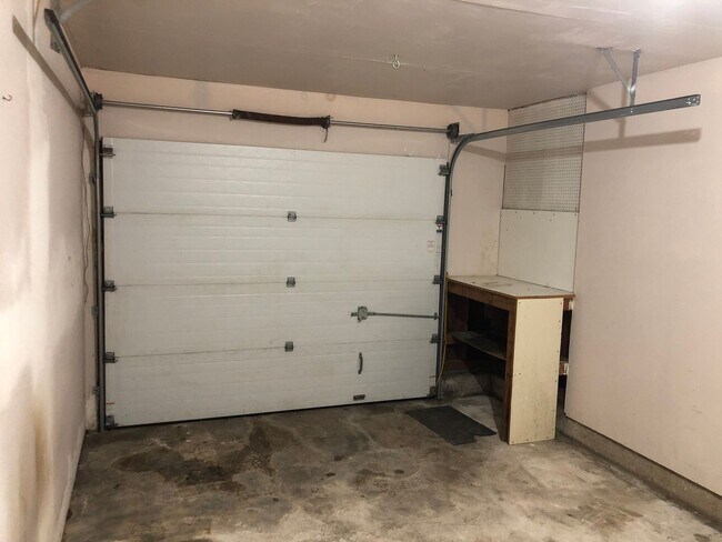 Building Photo - Great 2 bedroom 1 bathroom duplex in Springfield! MOVE IN SPECIAL!