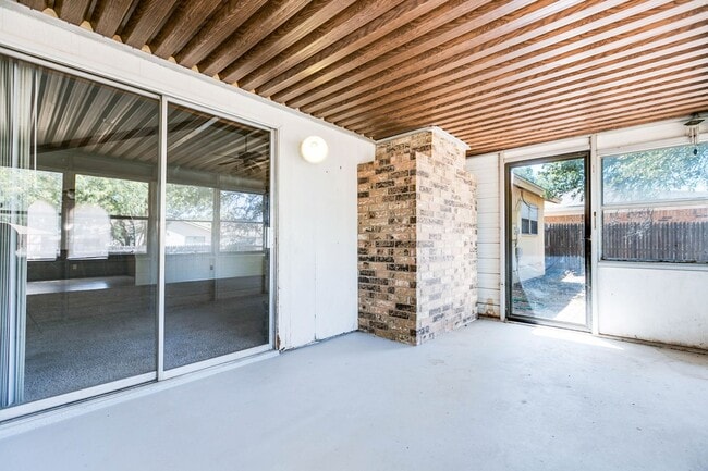 Building Photo - PAY NO SECURITY DEPOSIT! Spacious 3-bedroo...