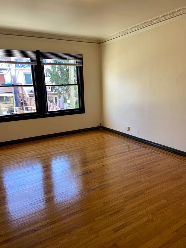 Building Photo - 2nd Floor 1 Bedroom 1 Bath Apartment (exce...