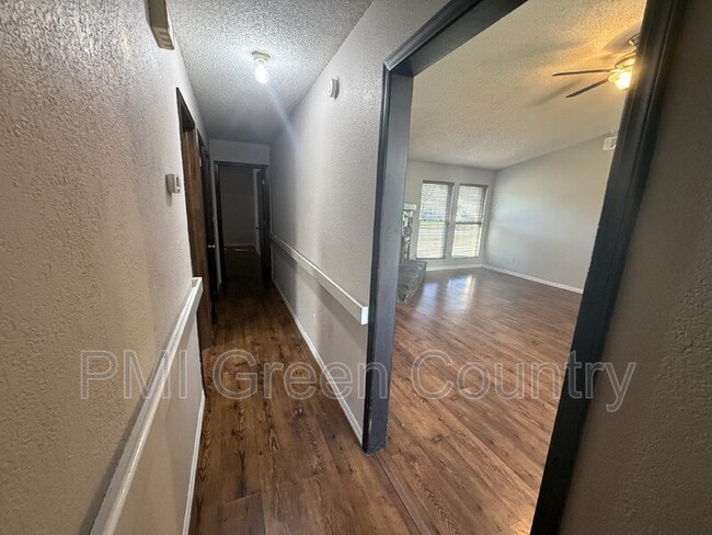 Building Photo - 316 W Austin St