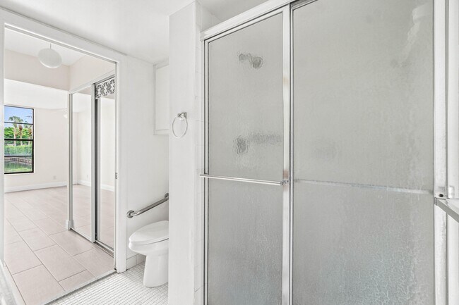 Building Photo - 17 Royal Palm Way