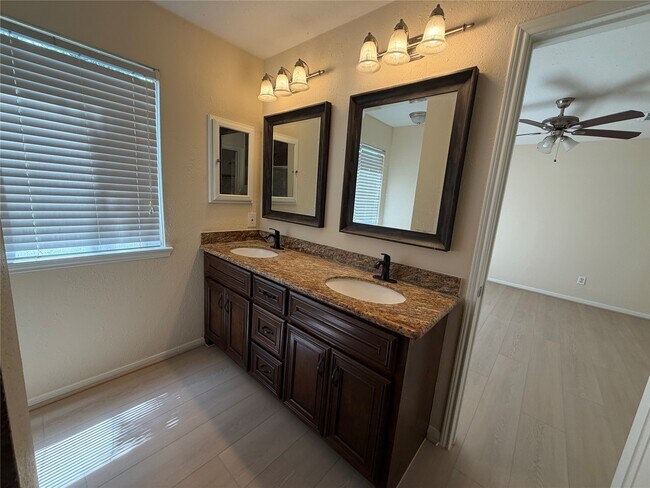 Building Photo - 930 Mesa Terrace Dr