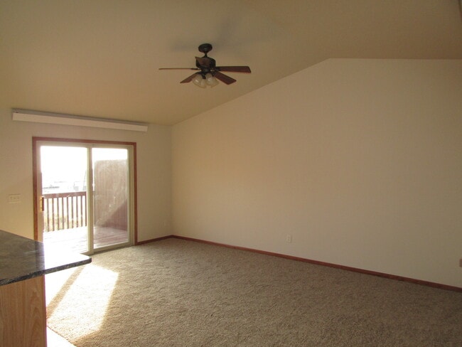 Building Photo - r1350