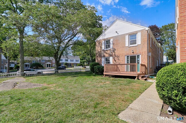 Building Photo - 240 Sunnyridge Ave