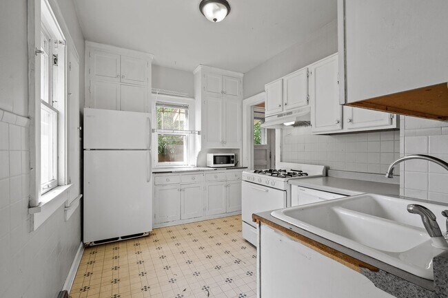 Building Photo - MUST SEE 5BD/2BA House close to U of M! Avail. 9/1/26!