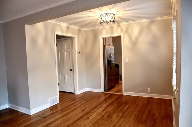 Building Photo - "Charming 4-Bed Oasis on Dakota Avenue: Spacious Living with 2 Full Baths in St. Louis Park!"