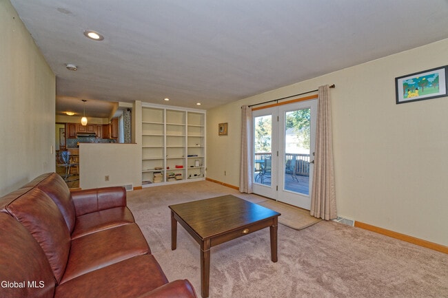 Building Photo - 5 Shamrock Cir