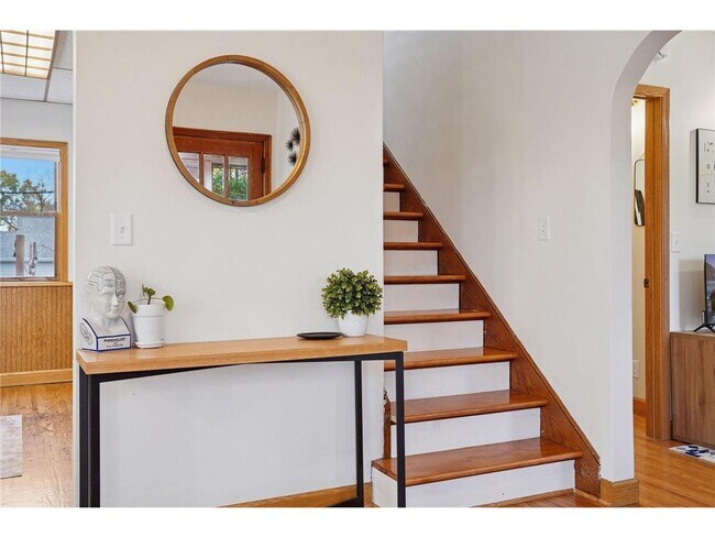 Building Photo - 1705 Ivy Ave E