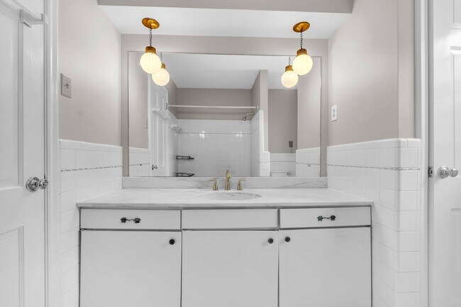 Building Photo - Newly Renovated 4-Bedroom Home in Germanto...