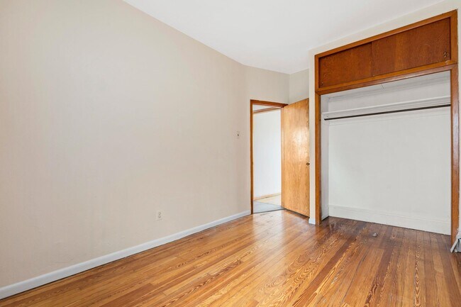 Building Photo - 39 W 51st St