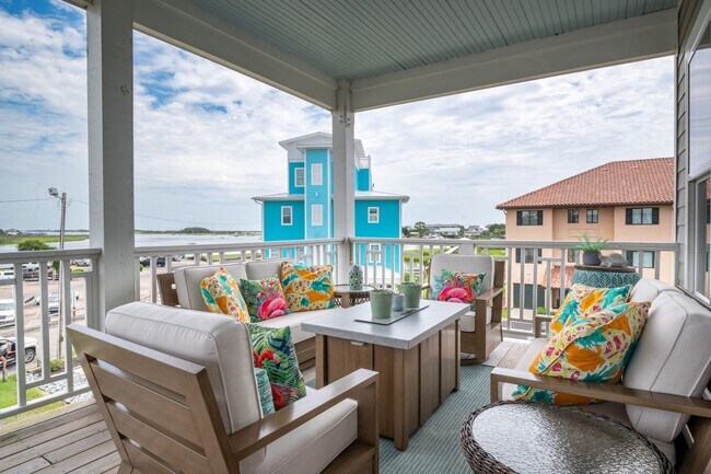 Building Photo - FURNISHED MONTHLY BEACH HOME  WITH UNOBSTR...