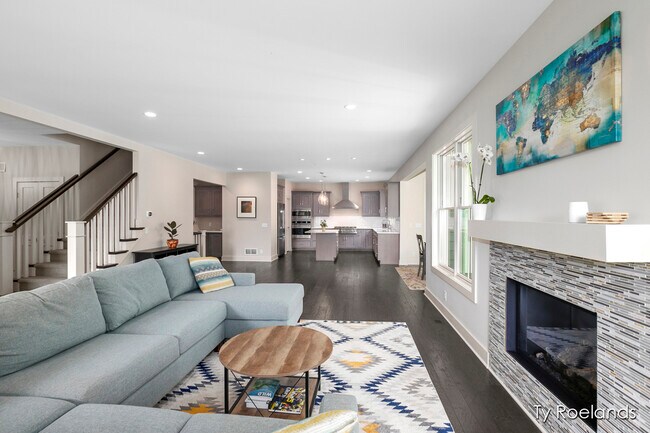 Building Photo - 3757 Lake Birch St NE