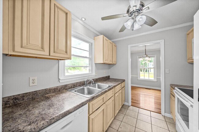 Building Photo - 541 Donna Dr