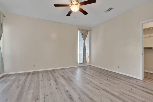 Building Photo - Charming 2 Bedroom Condominum