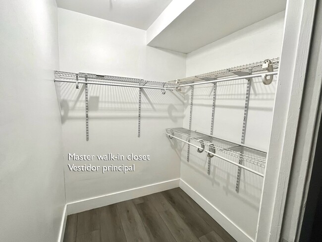 Master walk-in closet (Vestidor principal) - 6706 NW 188th Ter