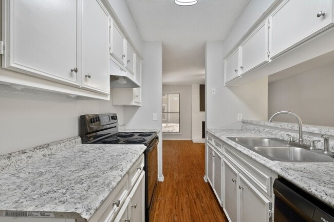 Building Photo - Cute 2 Bedroom, 2 Bath Condo in Northwest ...