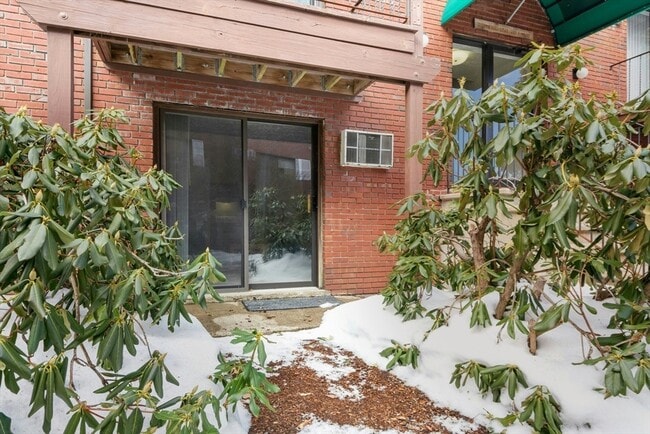 Building Photo - 318 Codman Hill Rd