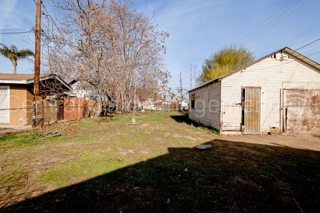 Building Photo - 2 Bedroom/1 Bath Home in Central Bakersfie...