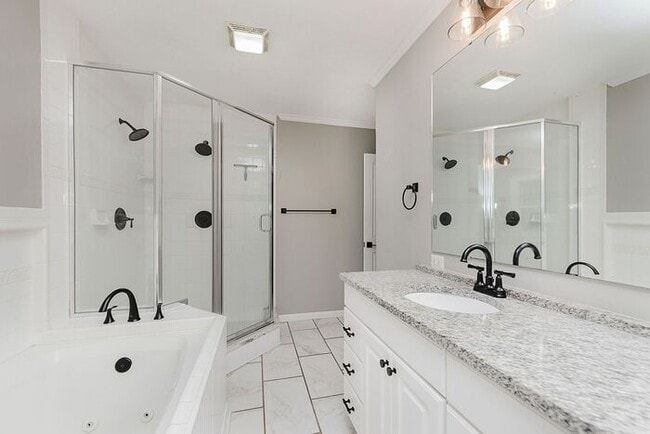 Building Photo - Elegant Updated Meridian-Kessler Home on E...