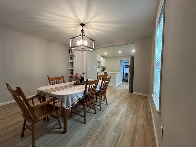 Building Photo - Move-In Ready: Modern & Stylish Fully Reno...