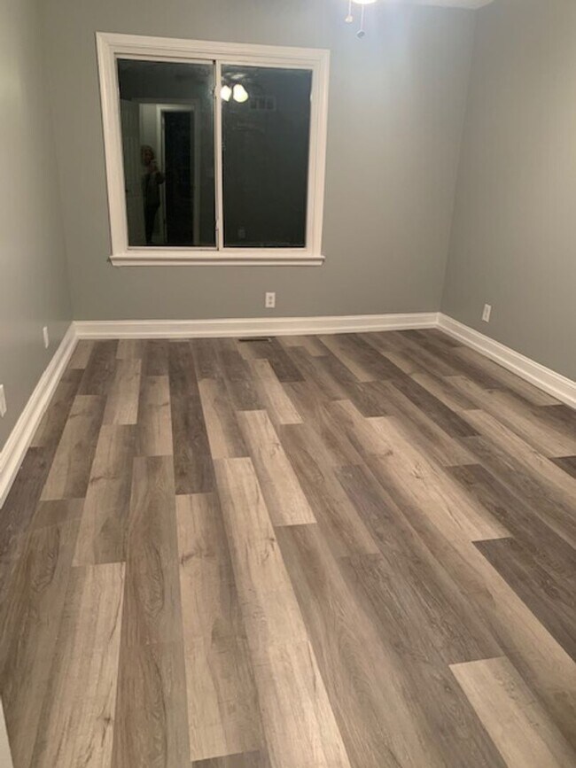 Building Photo - Utilities Included in this Upper Unit Dupl...