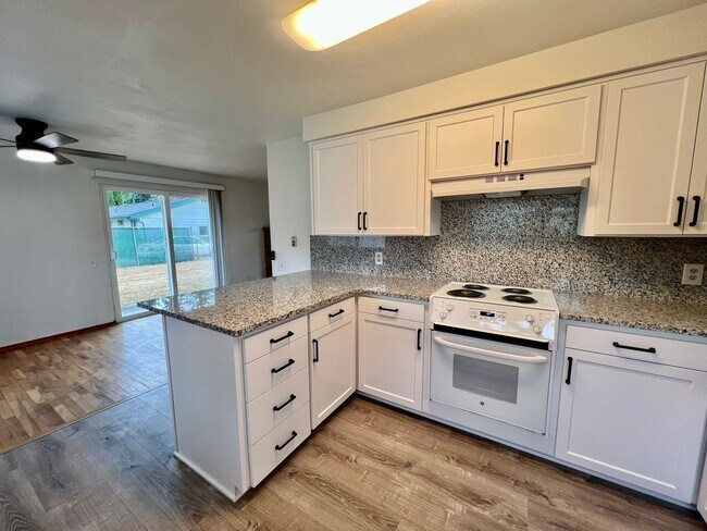 Building Photo - Updated 3BD w/ Outbuildings & Shop - Water included