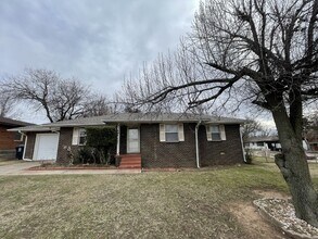 Building Photo - 3 Bed, 1 Bath Home with Large Corner Lot