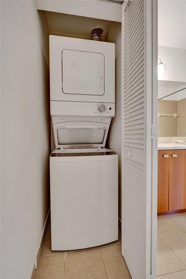 Building Photo - 1050 Crystal Way
