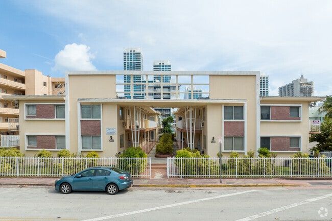 Efficiency - 480SF - Facade - Playa Mia