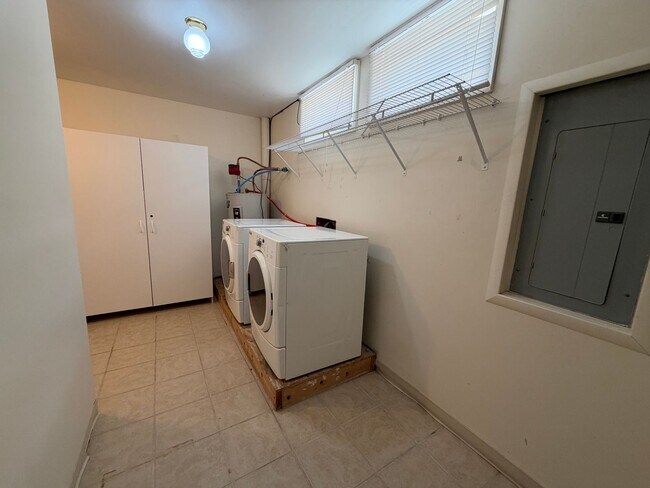 Building Photo - 1208 S Florence Pl