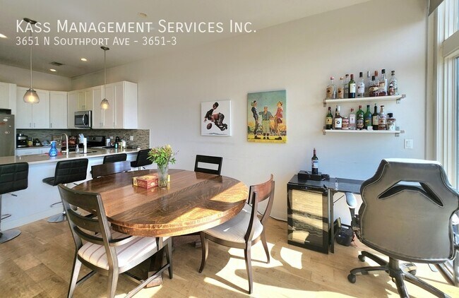 Building Photo - Newer Construction Prime Southport Corrido...