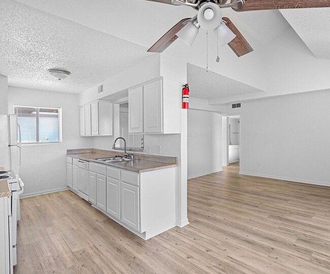 Building Photo - 2111 Holly Hall St