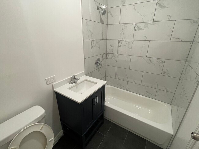 Bathroom - Sink/Shower - 1905 S Alma St